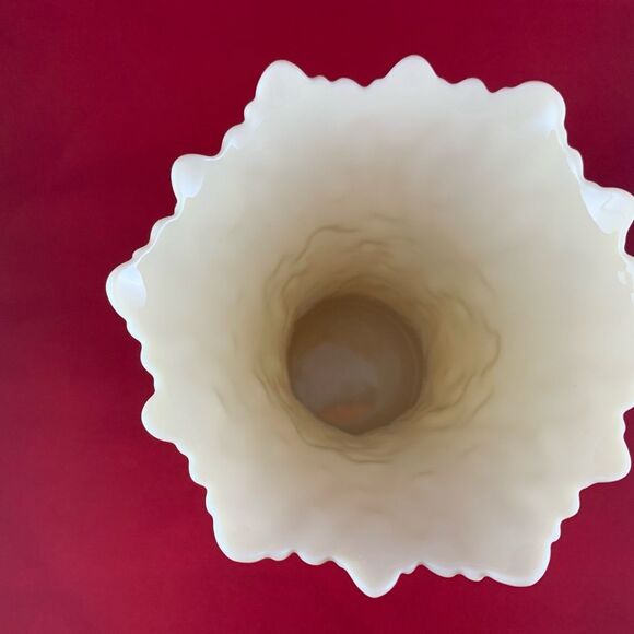 Vintage LENOX Woodbury Porcelain Detailed White Cream Vase with Scalloped Top - Picture 2 of 4